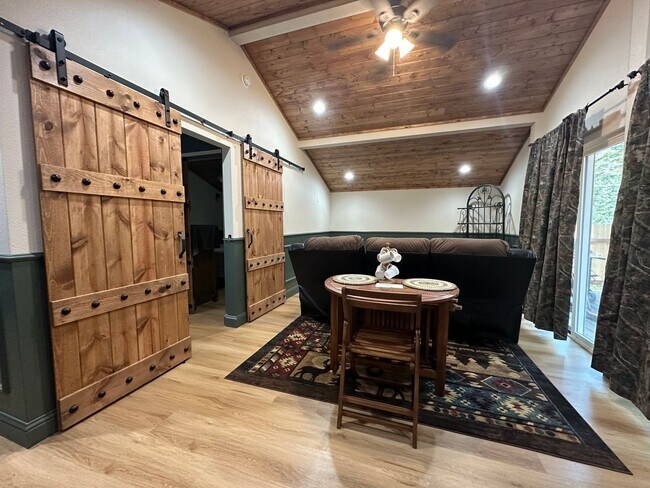 Foto del edificio - Fully Renovated 1 Bedroom Home - Across From the Meadow