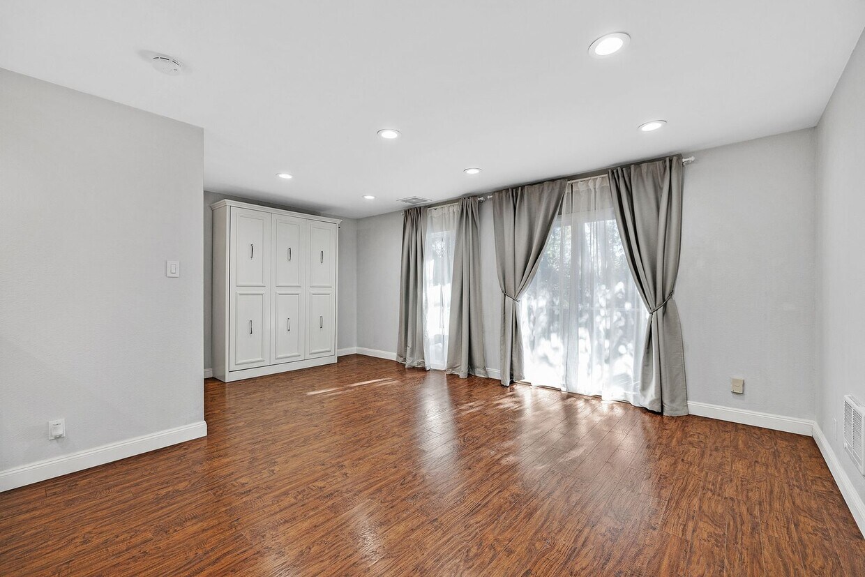 Foto principal - Beautifully updated studio condo at coveted Peninsula Place community in San Bruno