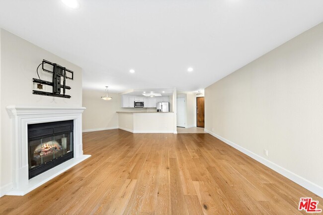 Building Photo - 1633 S Bentley Ave