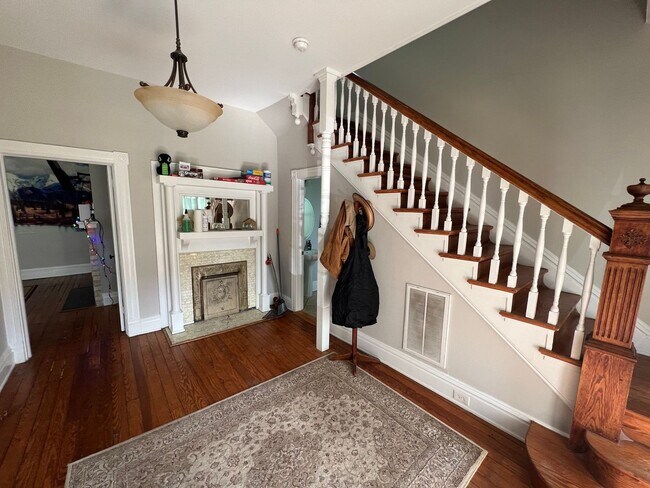 Building Photo - Gorgeous 3 bdrm/2.5 bath newly renovated h...