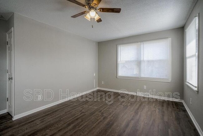 Building Photo - 1017 N River Blvd B