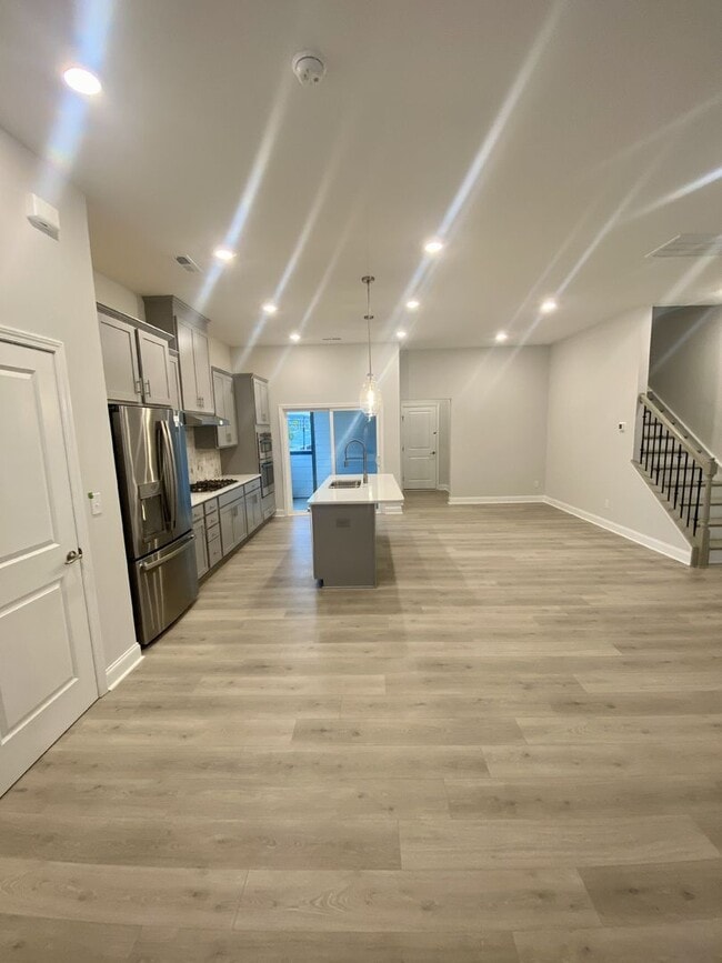 Building Photo - End Unit Townhouse in Terraces at Farmington