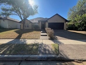 Building Photo - 1607 Kingwood Dr