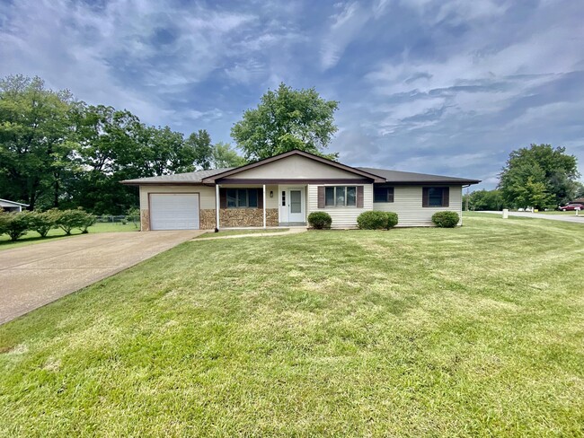 Building Photo - 2 W Crestview Dr