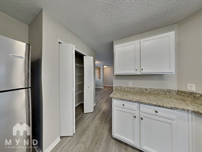 Foto del edificio - 8431 Adams Mills Pl