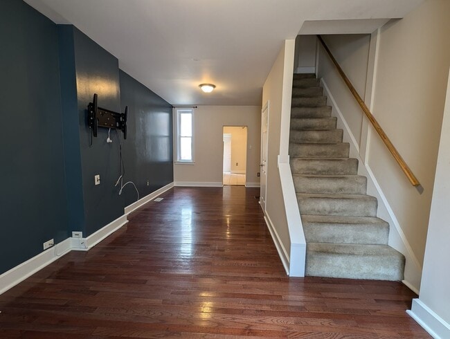 Building Photo - Spacious 2 Bedroom With Fabulous Outdoor S...