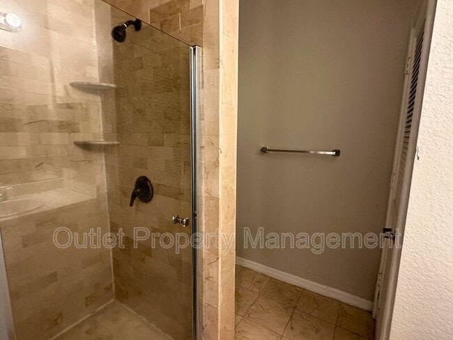 Building Photo - 860 N Orange Ave