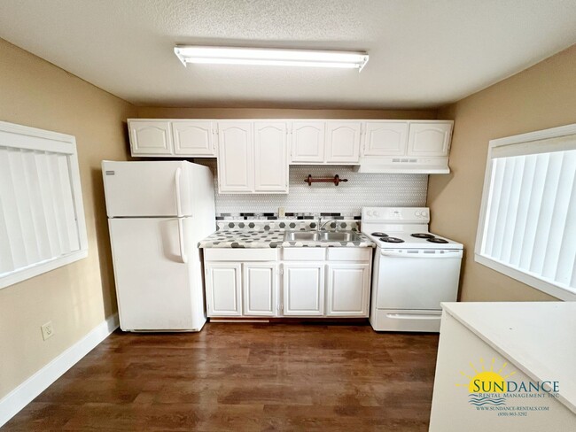 Building Photo - Great 4 Bedroom Home in Valparaiso