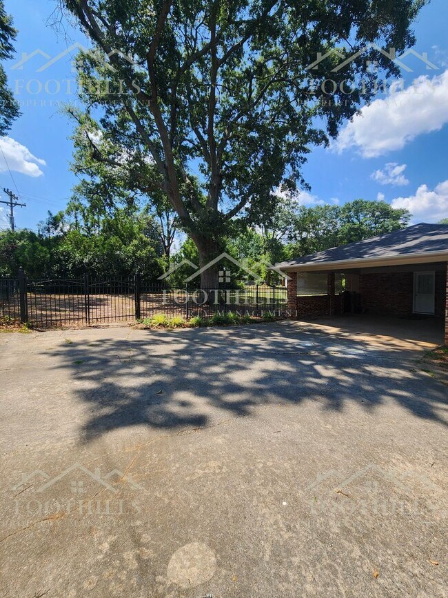 Building Photo - 3-Bedroom Home with Fresh Updates and Fenc...