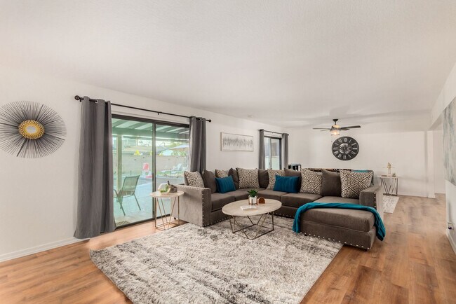 Foto del edificio - 1655 E Glencove St