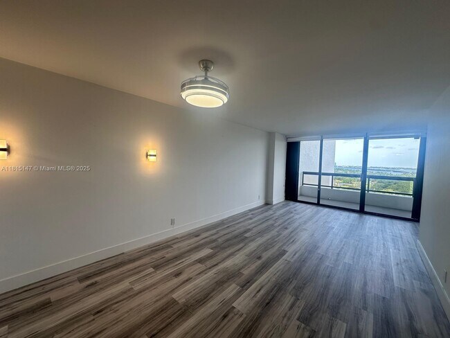 Building Photo - 2555 Collins Ave