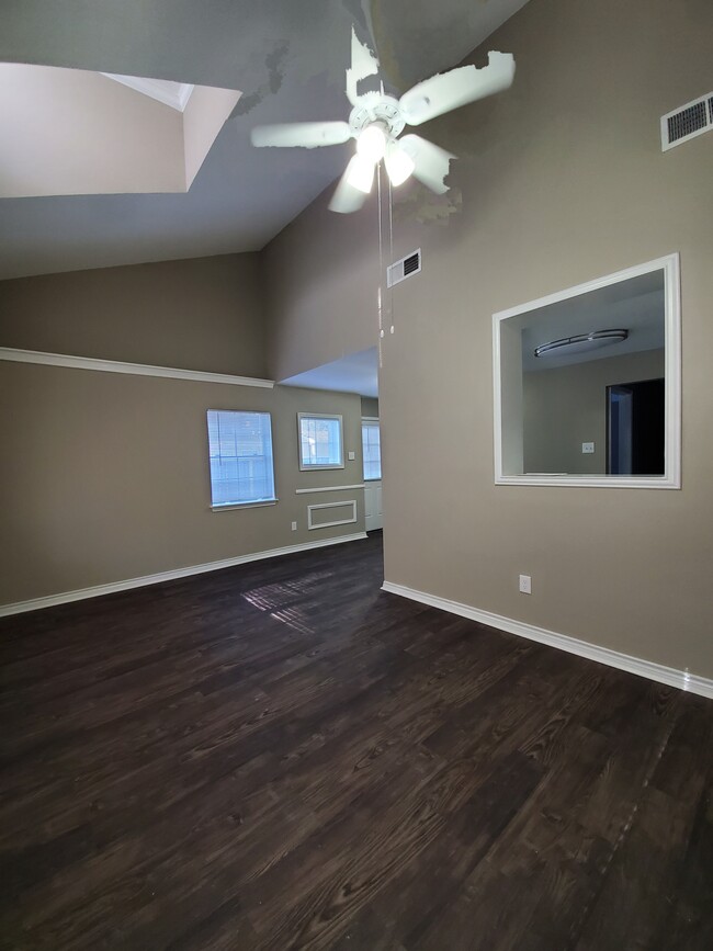 Living room w/Vaulted Ceilings - 1112 Peavy Rd