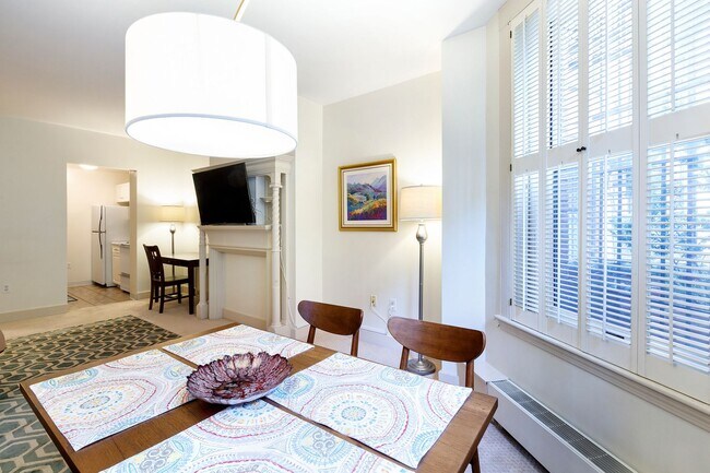 Foto del edificio - Stunning 1-Bedroom Brownstone on Commonwealth Ave!