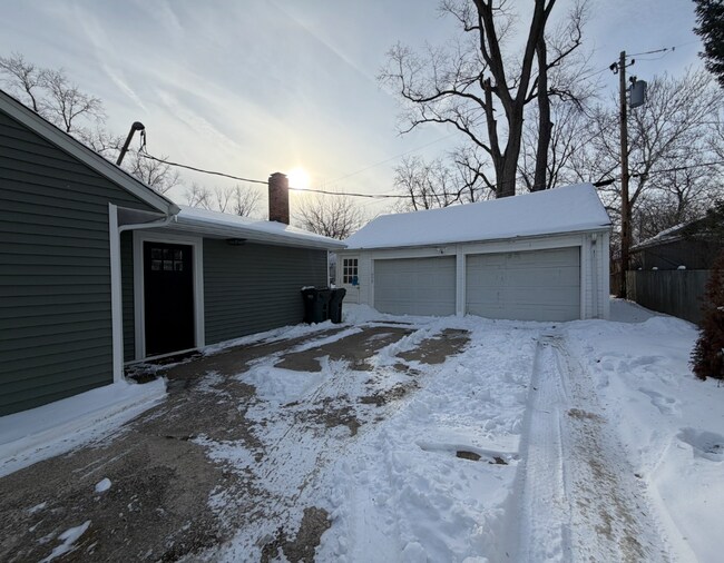 Entrada lateral y garaje para dos coches con excelente espacio de trabajo. - 1101 S Cottage Grove Ave
