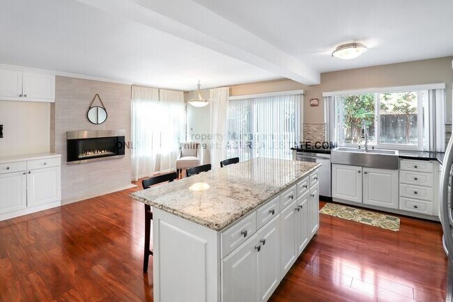 Foto del edificio - Stunning, Centrally Located 5 bed 3 bath S...