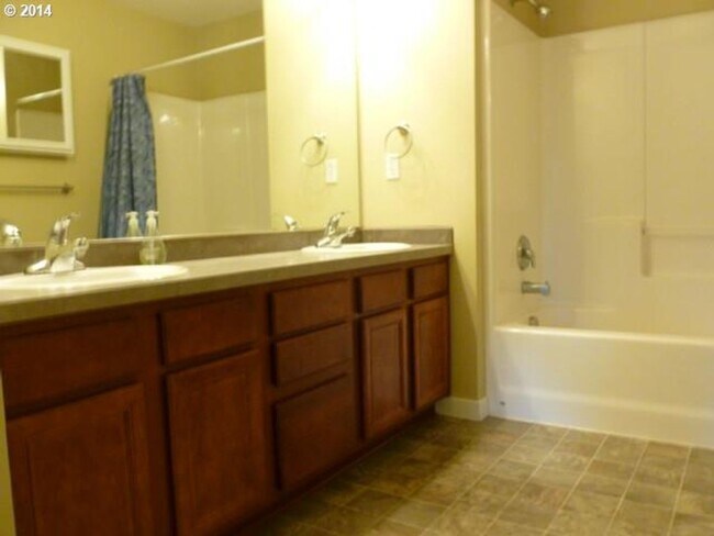 Building Photo - Charming 3 Bedroom 2.5 Bath Townhouse in the St. Johns Area! Garage and Washer & Dryer Provided