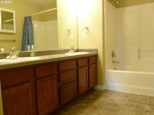 Foto del edificio - Charming 3 Bedroom 2.5 Bath Townhouse in the St. Johns Area! Garage and Washer & Dryer Provided