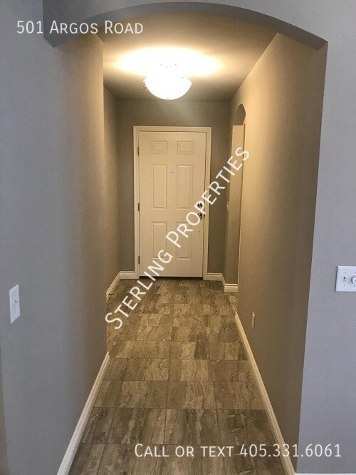 Building Photo - 4 Bedroom 2 Bath 2 car garage home in Yukon