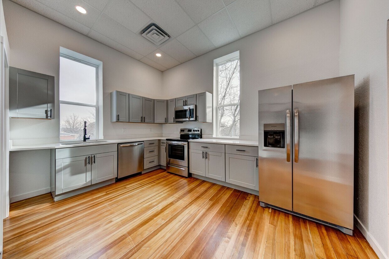 Foto principal - Beautifully Updated Downtown Windsor 2 Bed...