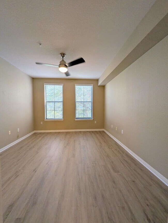 Foto del edificio - Clean, spacious renovated 1x1 with balconet