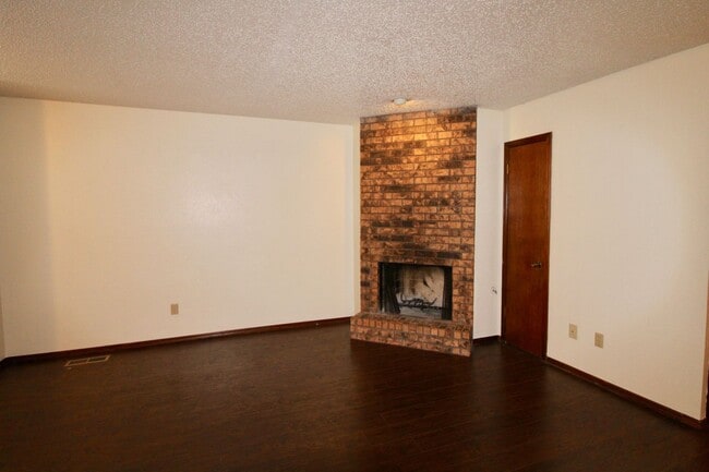 Building Photo - 900-902 Acacia Circle