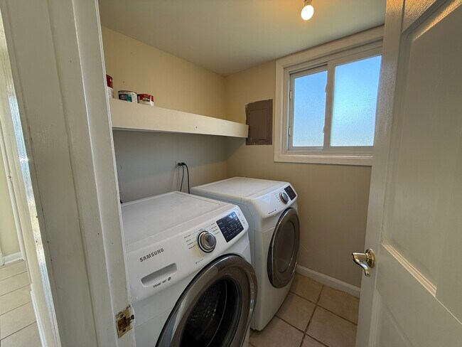 Foto del edificio - 1874 Windward Ln