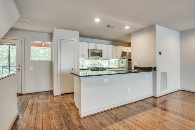 Foto del edificio - 4213 Dickason Ave