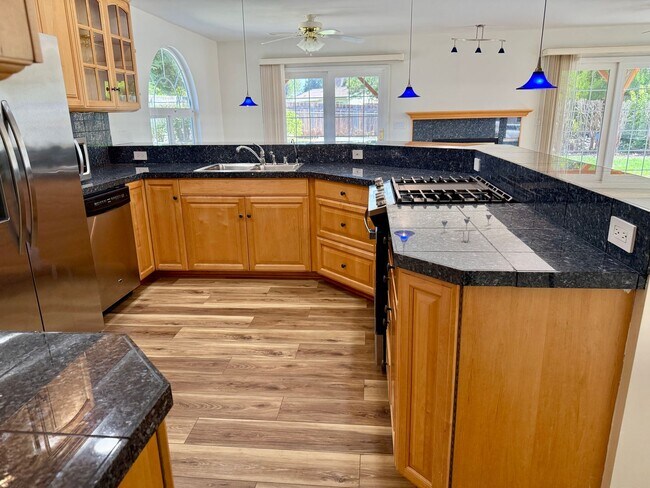 Foto del edificio - Four Bedroom Three Bath House