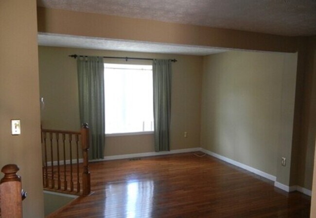 Building Photo - 723 Dayspring Dr