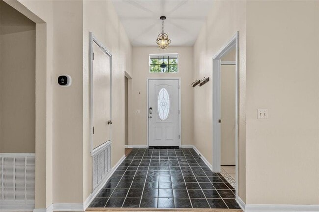 Building Photo - 206 Evergreen Cir