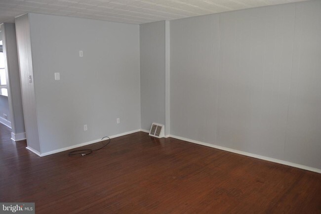 Building Photo - 356 Krams Ave