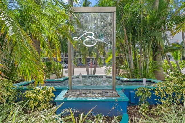 Foto del edificio - Charming 2-Bedroom, 1-Bathroom Fully Furnished Condo in the Heart of Downtown St. Petersburg