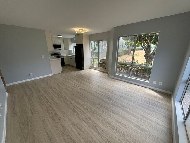 Building Photo - Miliani Parkway 2 Bed 1 Bath Unit For Rent...