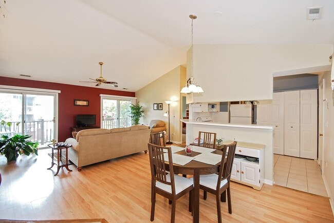 Building Photo - 385 Sandhurst Cir