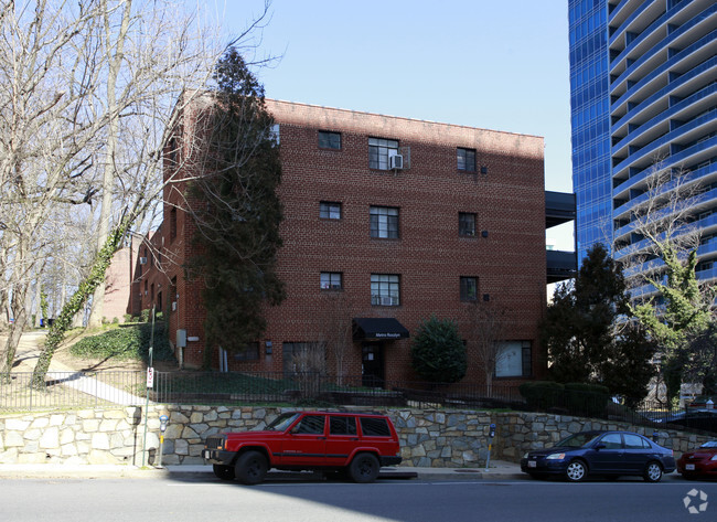 Building Photo - Metro Rosslyn Apartments