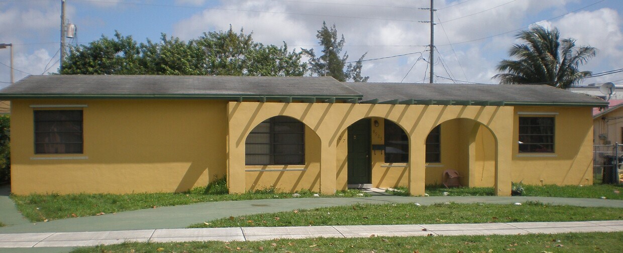 Exterior - entrance on the right - 8925 SW 40th Ter
