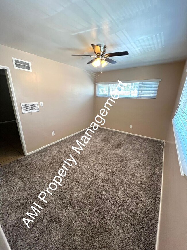 Building Photo - One Bedroom Close to Downtown!!