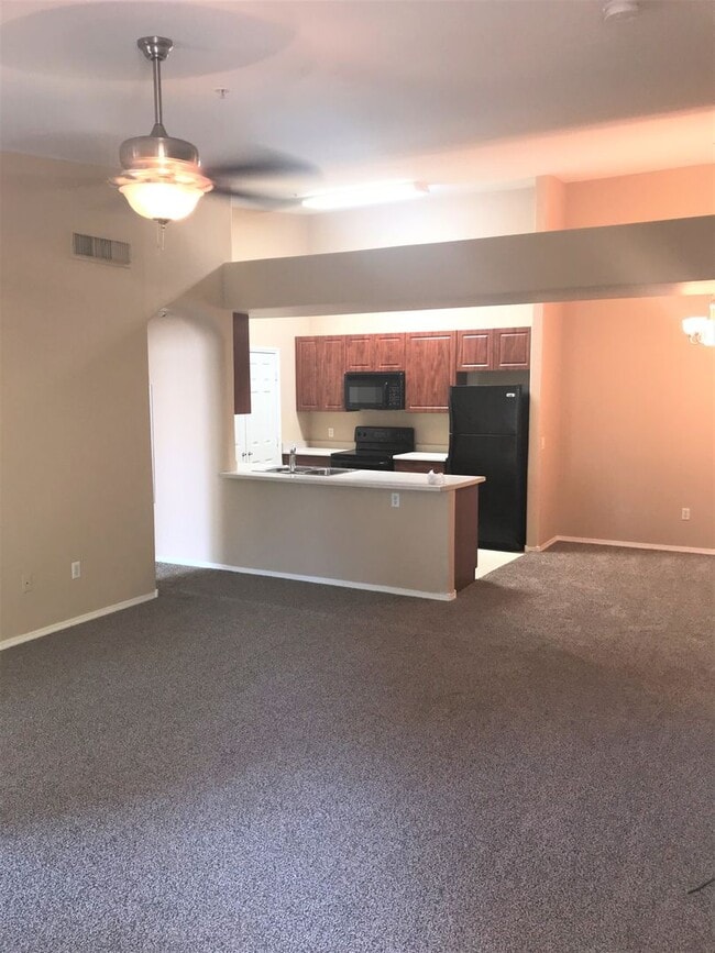 Foto del edificio - **SPECTACULAR - 2BEDROOM/2BATHROOM/1GARAGE/GATED CONDO (SOUTHERN & CRISMON)**