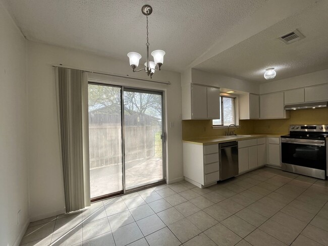Building Photo - 12302 Willow Wild Dr