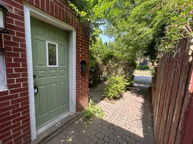 Building Photo - 3 bedrooms * STUDENT HOUSE * Available NOW * $650 per room * STEPS from UWO