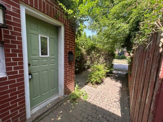 Photo du bâtiment - 3 bedrooms * STUDENT HOUSE * Available NOW * $650 per room * STEPS from UWO