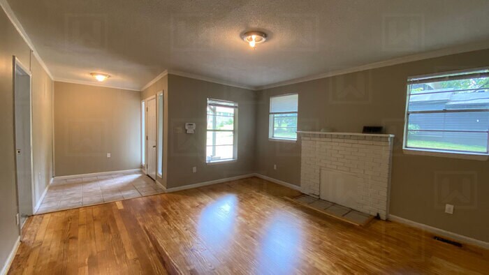 Building Photo - Simple 3 Bed, 2 Bath House in Forestdale