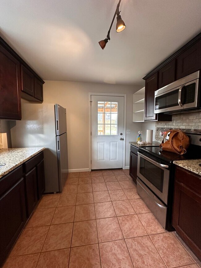 Building Photo - Cozy 2 Bed/1 Bath Single Family Home in Ea...