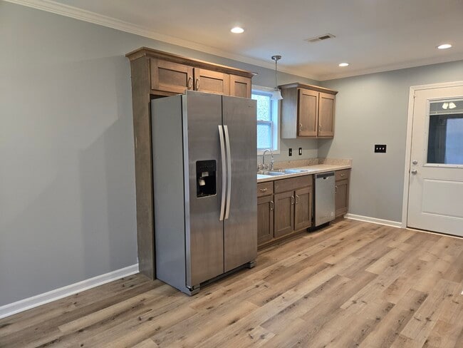 Building Photo - 105 Trinity Ln