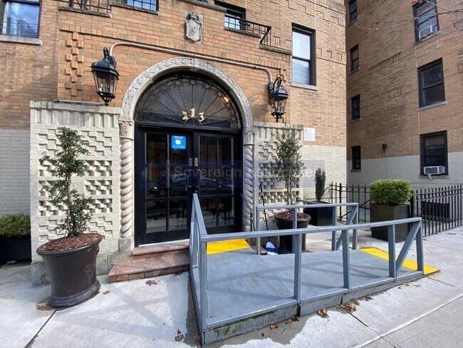 Building Photo - 213 Bennett Avenue