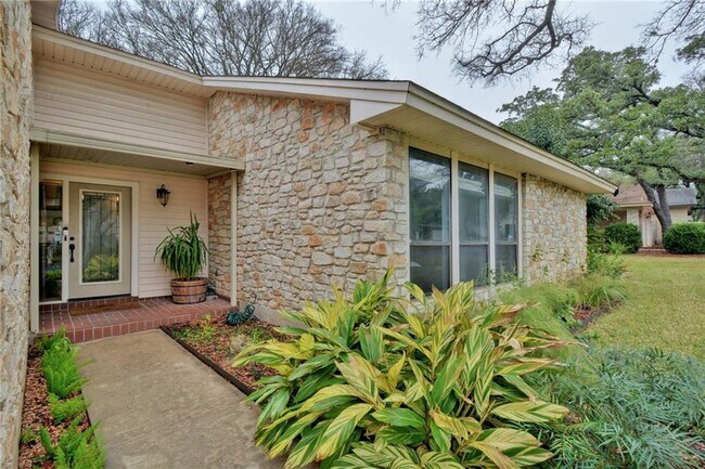 Foto del edificio - 12000 Fremont Cove