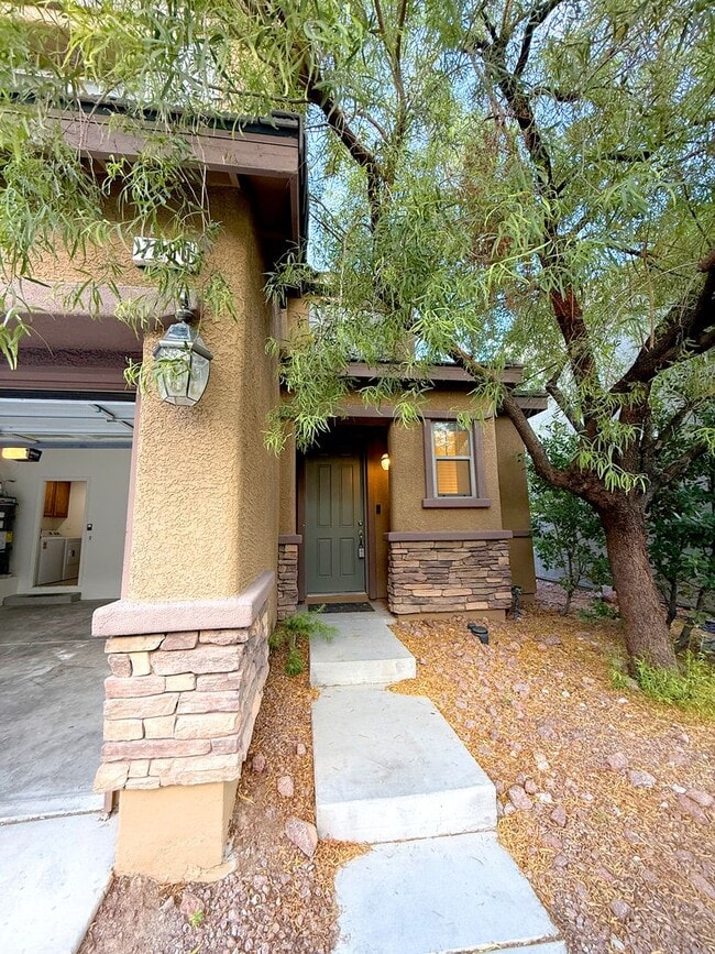 Building Photo - Beautiful 3 bedroom 2.5 bath Home in Provi...