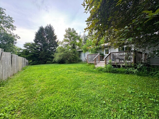 Foto del edificio - "Charming 3-Bedroom Retreat with Gleaming Hardwood Floors in Hendersonville!"