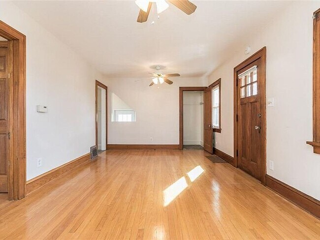 Foto del edificio - Updated NE Side 2 Bedroom with Garage and ...