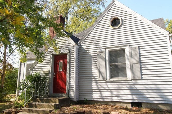 Building Photo - PRELEASING for AUGUST! Close to Campus